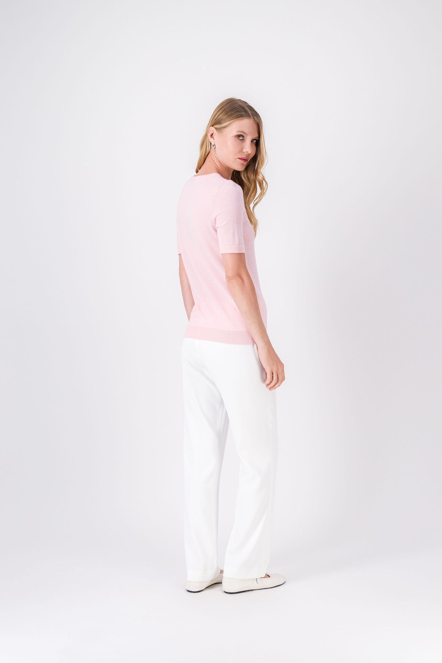 Pantalon droit blanc cassé, coupe fluide avec taille élastiquée pour un ajustement naturel.