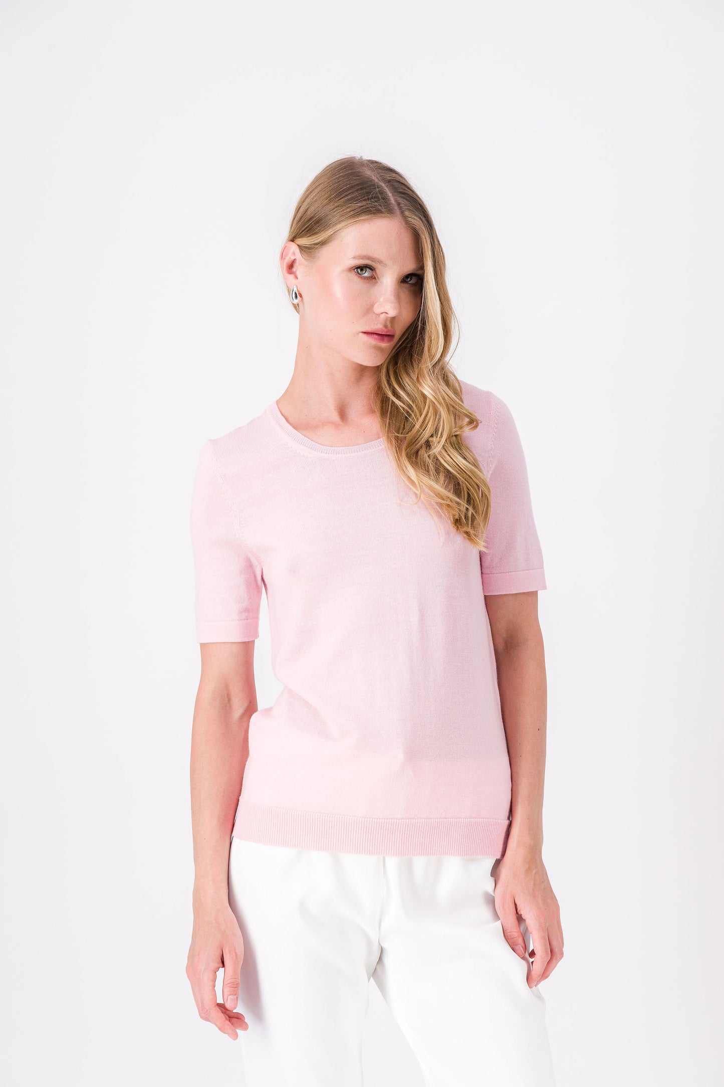 Un t-shirt en laine légère avec un col rond simple et des finitions côtelées discrètes