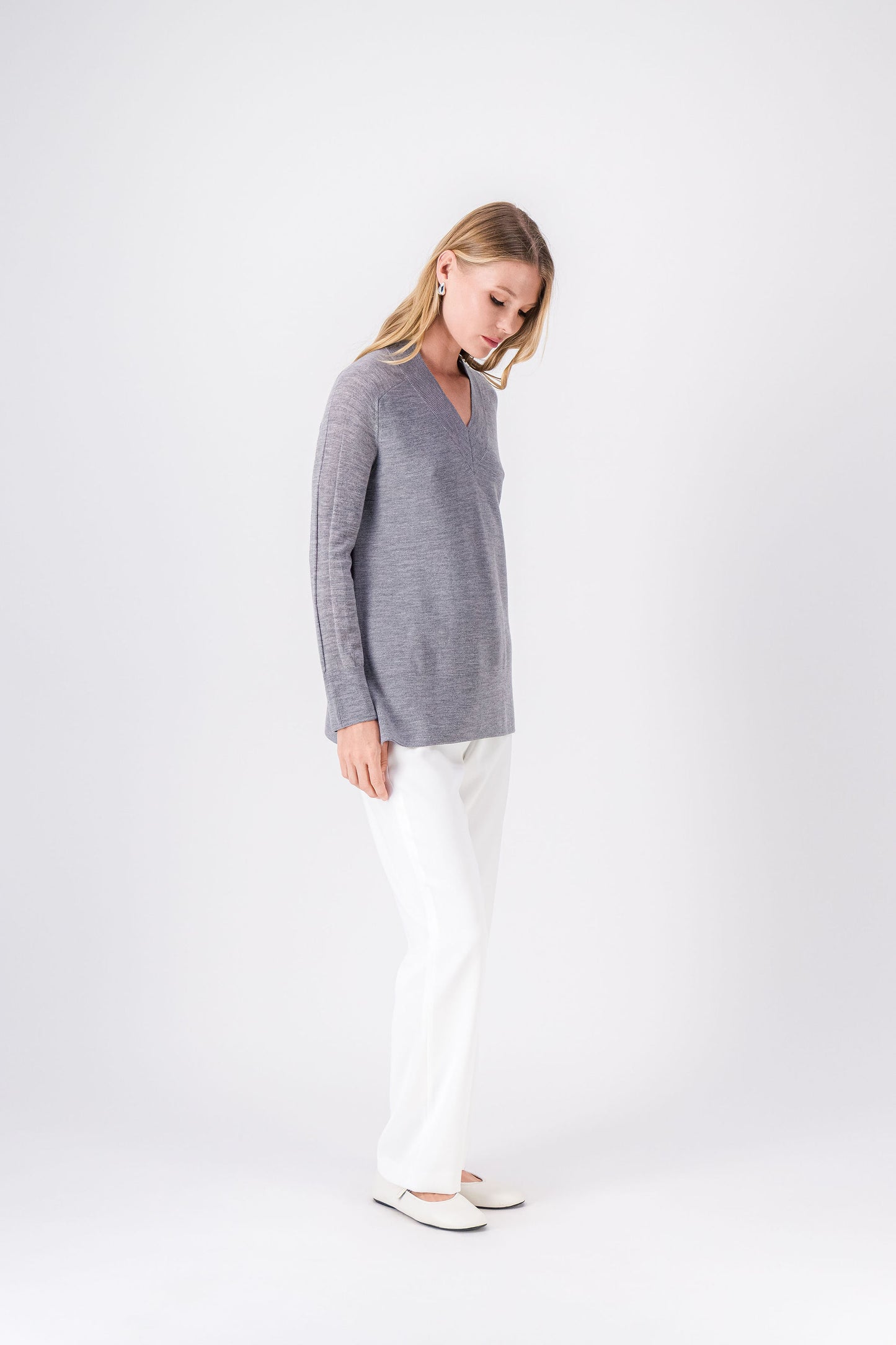 Pull gris moyen avec col en v