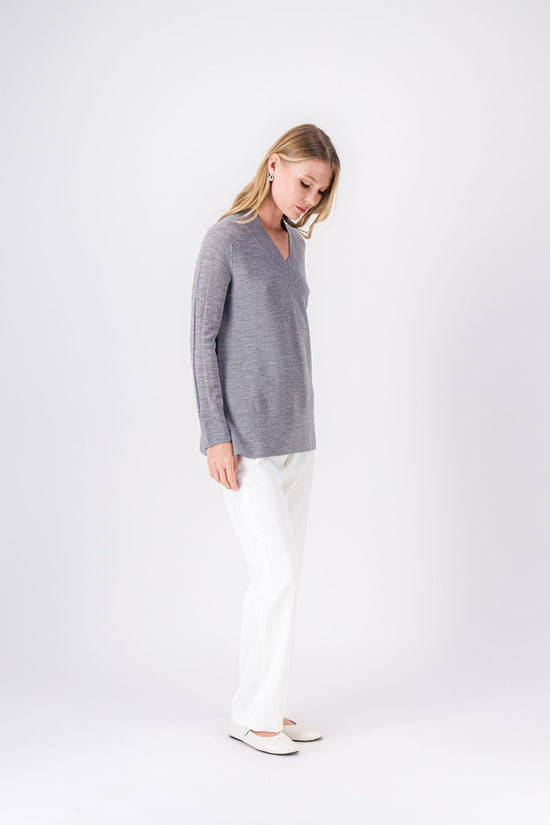 Pull gris moyen avec col en v