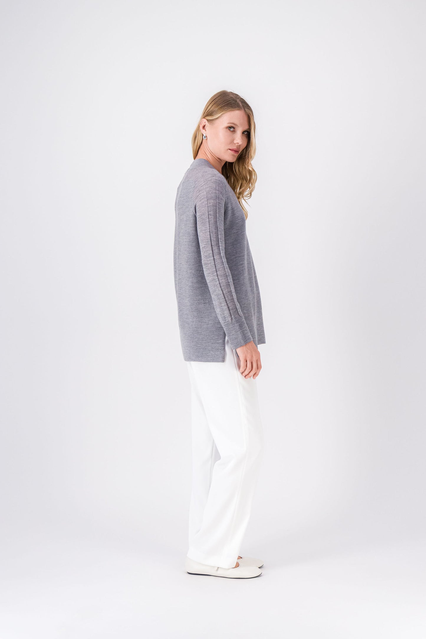 Pull gris moyen avec col en v
