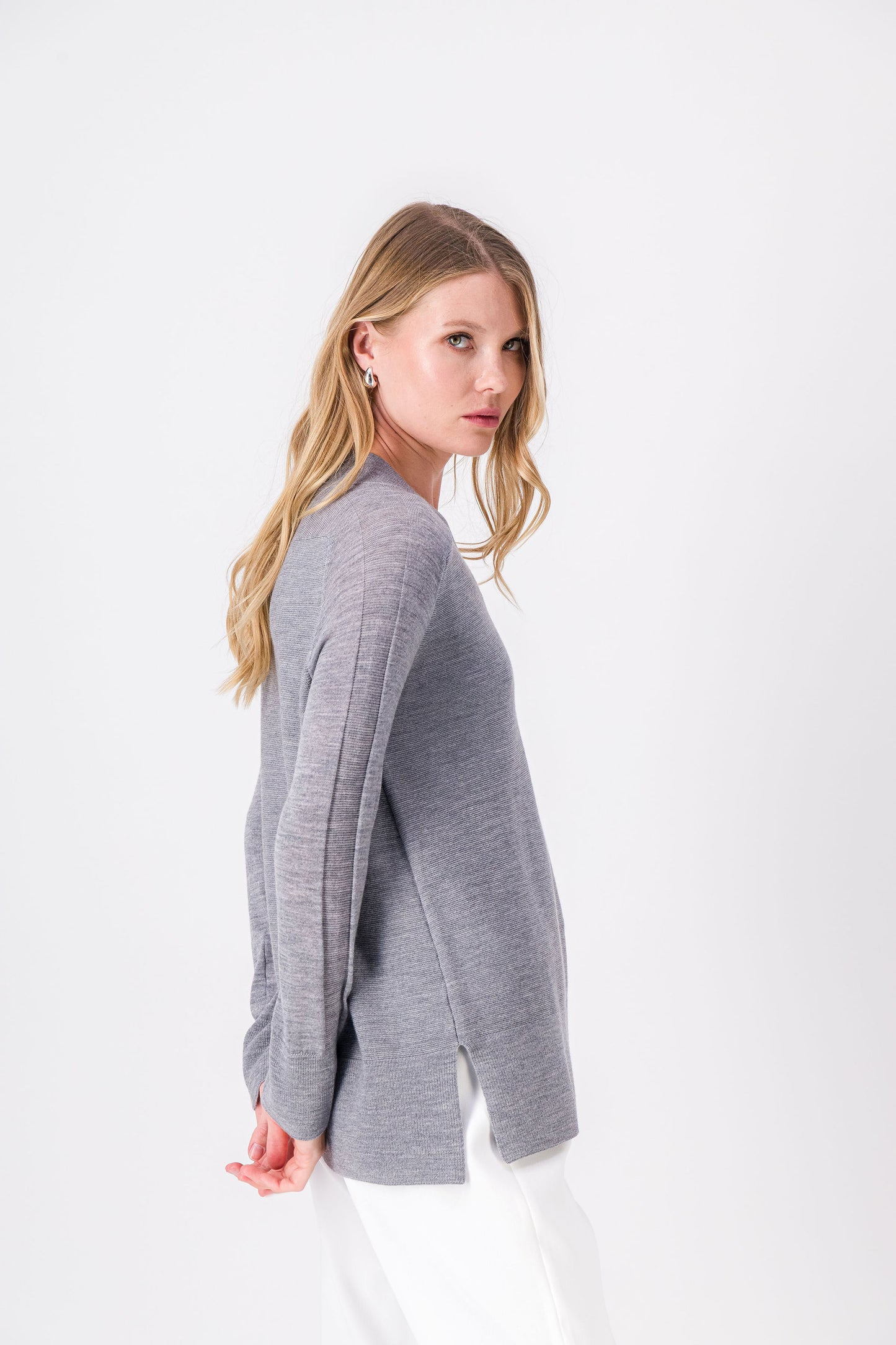 Pull gris moyen avec col en v