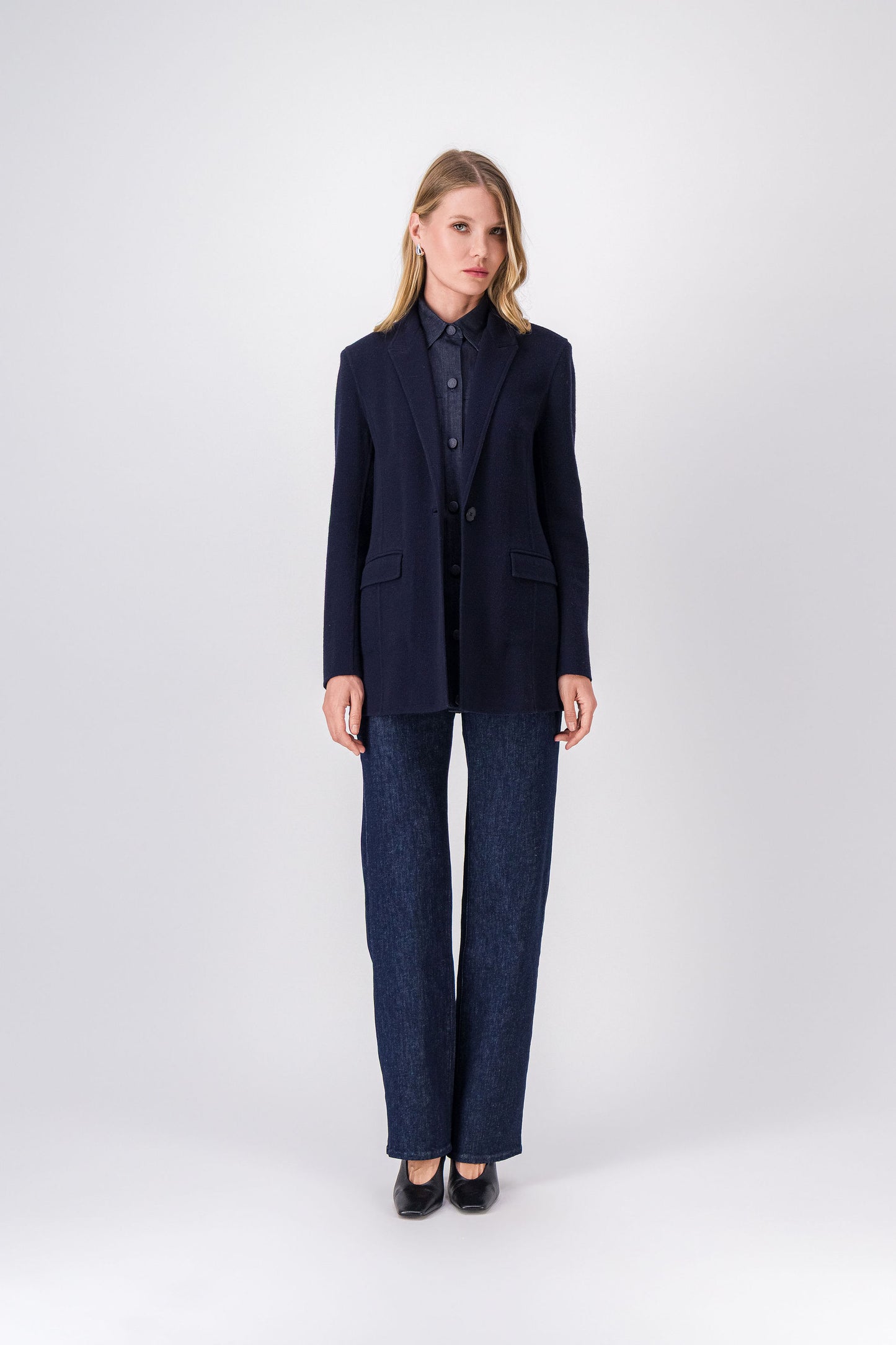 Blazer marine coupe droite avec chemise intégrée, col tailleur et simple boutonnage.