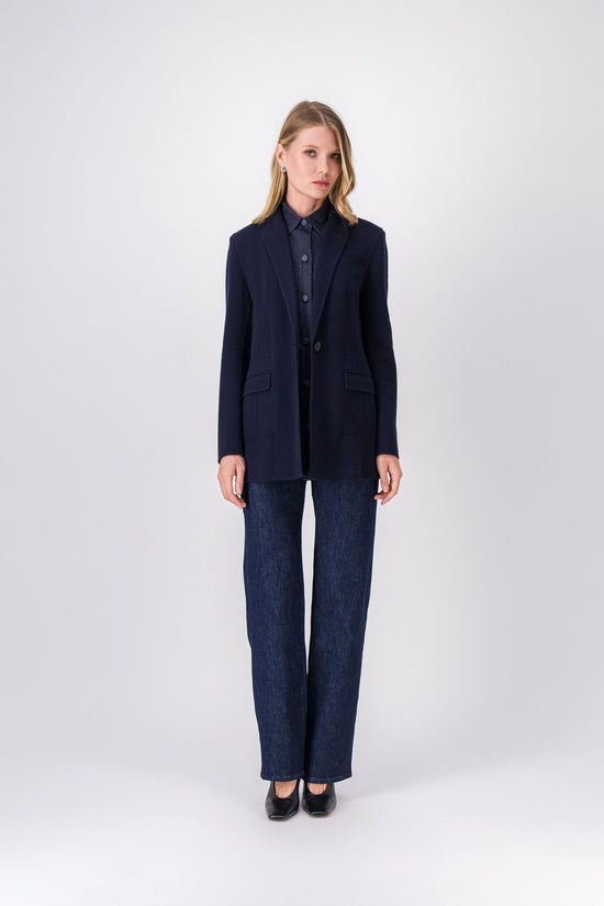 Blazer marine coupe droite avec chemise intégrée, col tailleur et simple boutonnage.