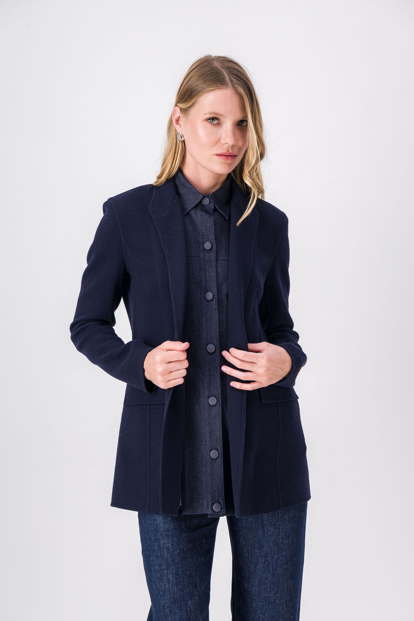 Pièce marine élégante, esprit blazer et chemise combinés pour un style moderne.