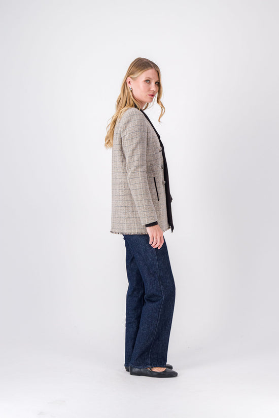 Blazer court en tweed ébène  Le col tailleur, prolongé d’une écharpe intégrée.