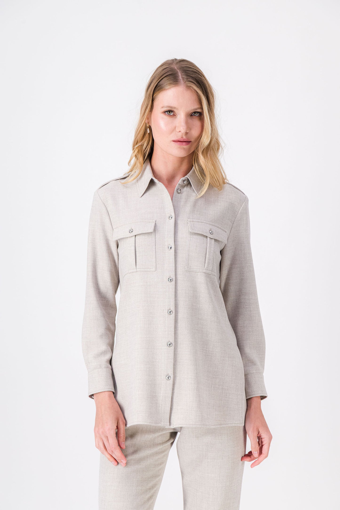 Chemise béton, style décontracté et élégant avec détails subtils aux épaules.