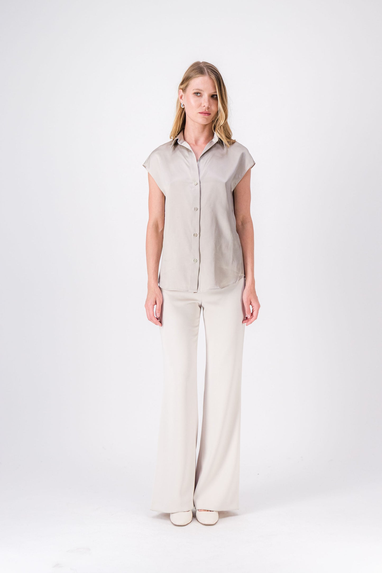 Une taille haute et fixe ornée d'un zip latéral invisible, des détails de surpiqures fines, une coupe fluide évasée.