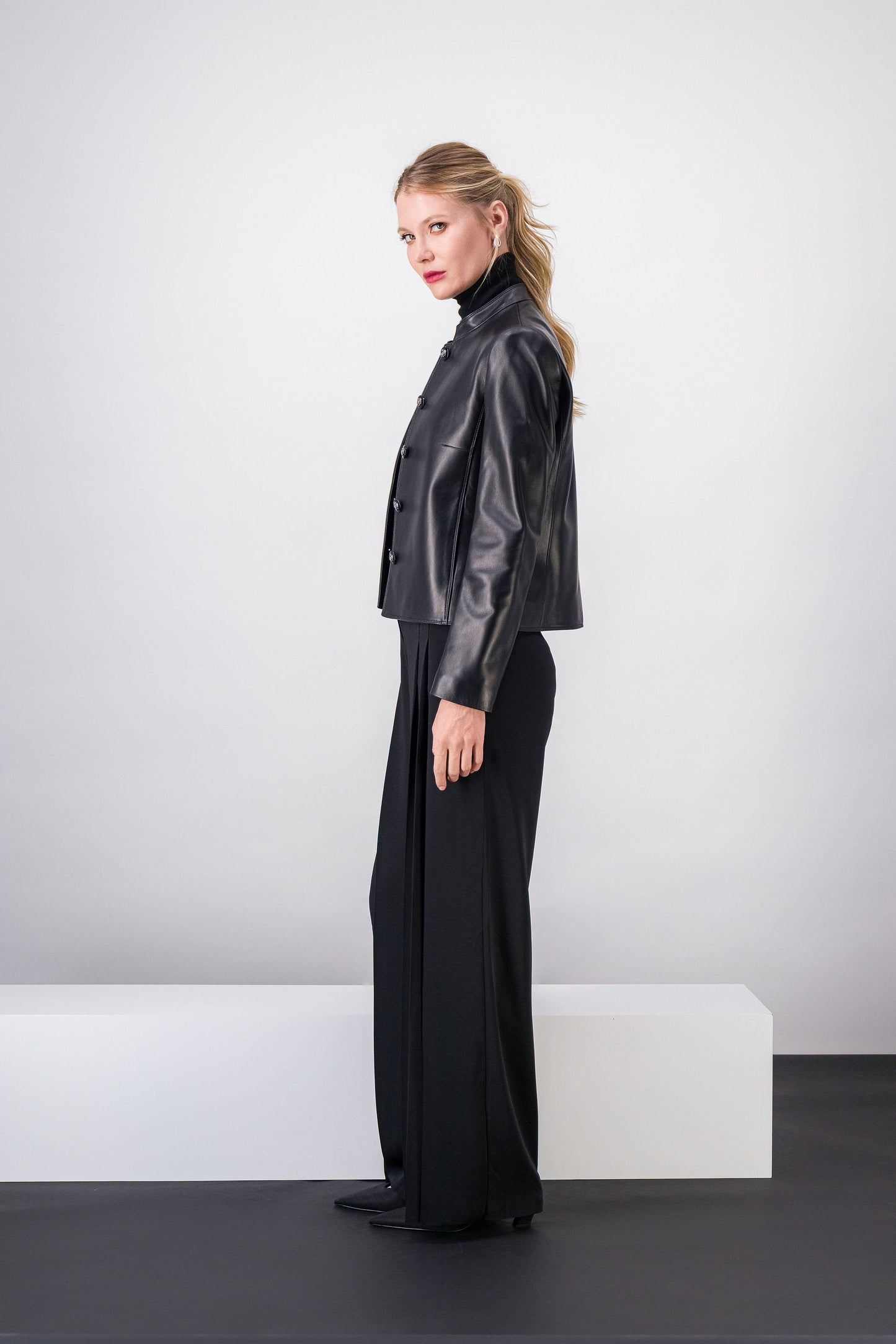 Veste en cuir noire avec boutons blasons