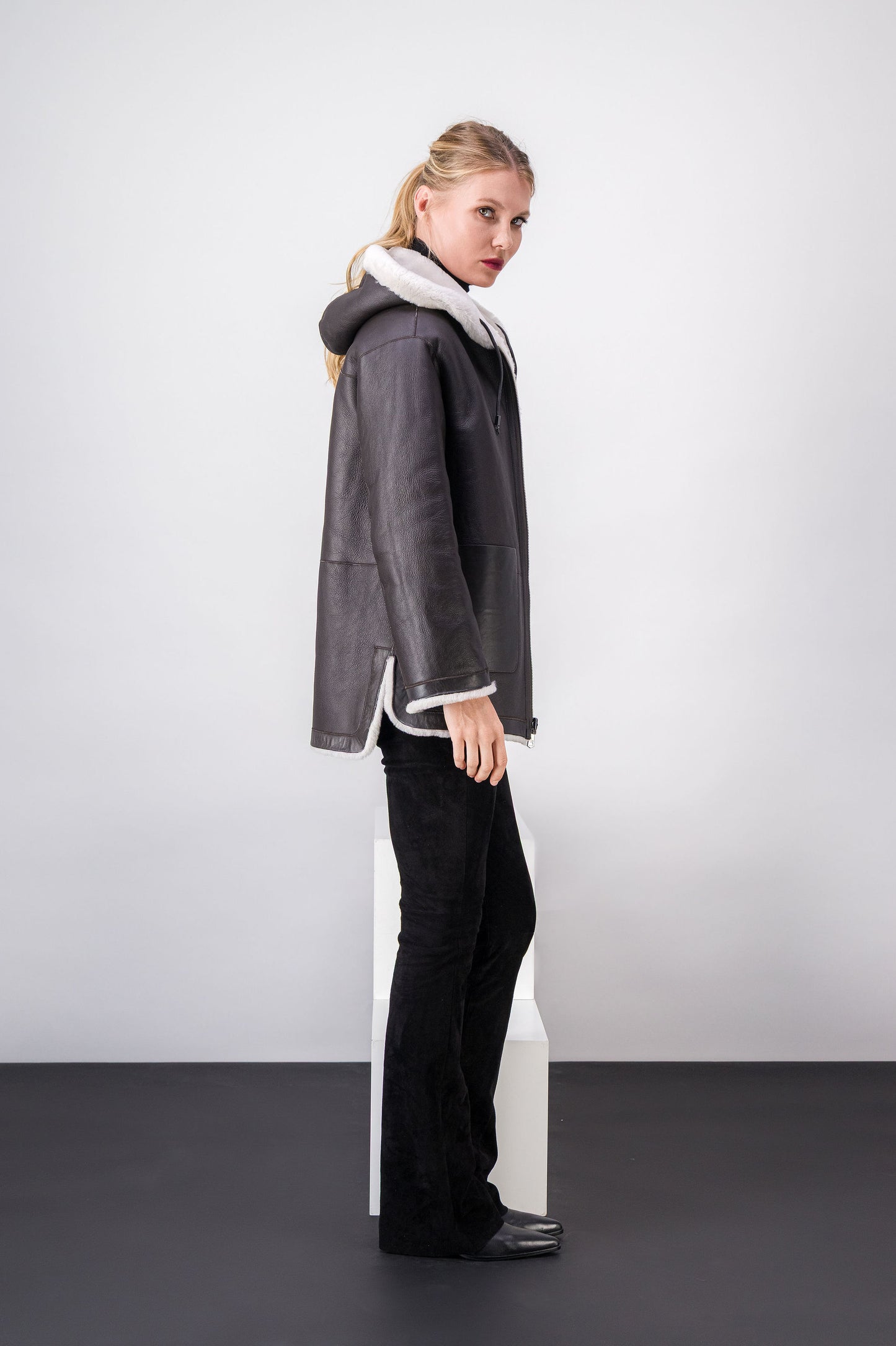 Manteau réversible en fourrure, style luxueux et chaud pour varier les looks de saison.