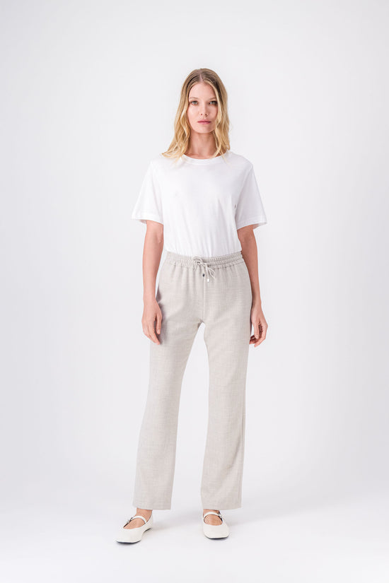 Pantalon droit couleur béton avec taille élastique et cordon de serrage aux embouts métalliques.