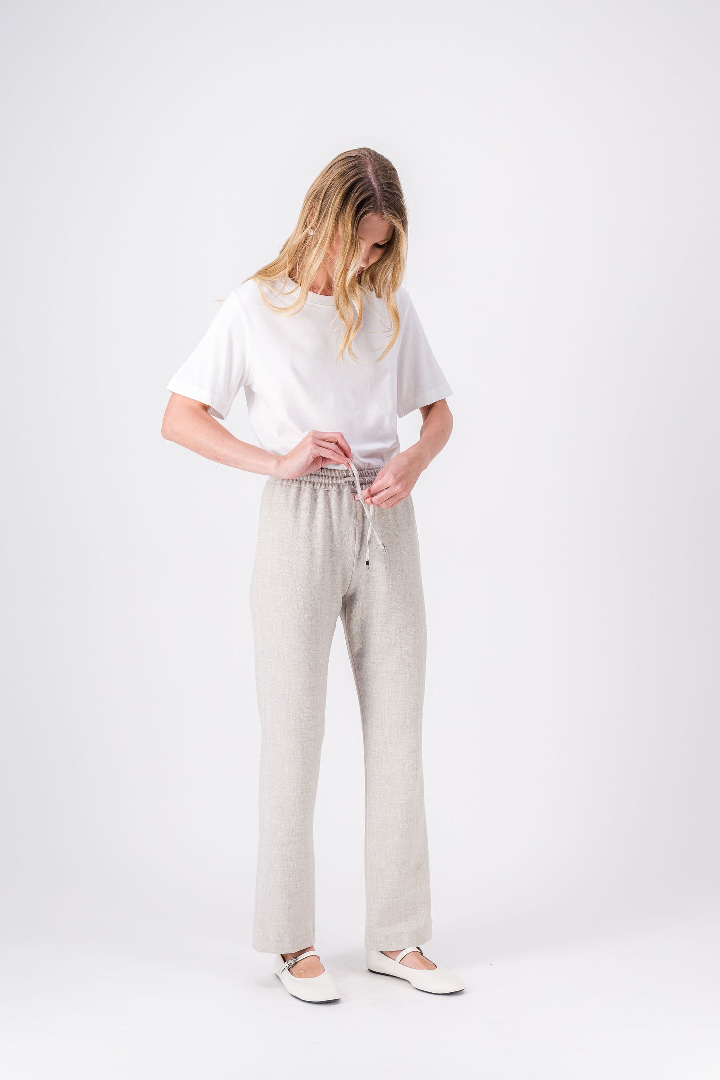 Pantalon béton, coupe droite et fluide, pour une allure moderne et soignée.