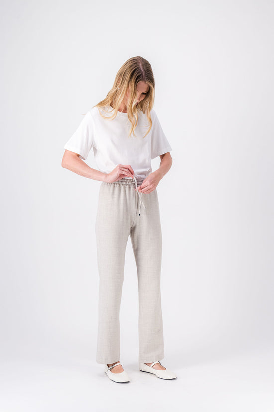 Pantalon béton, coupe droite et fluide, pour une allure moderne et soignée.