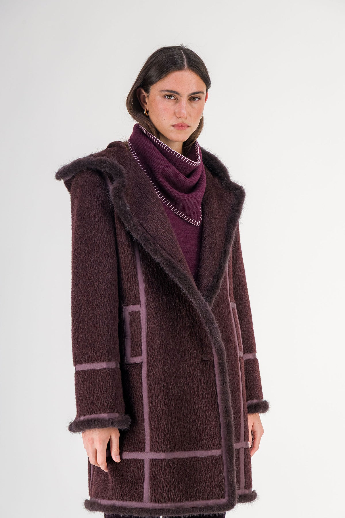 Manteau mi-long à capuche en alpaga et laine grenat