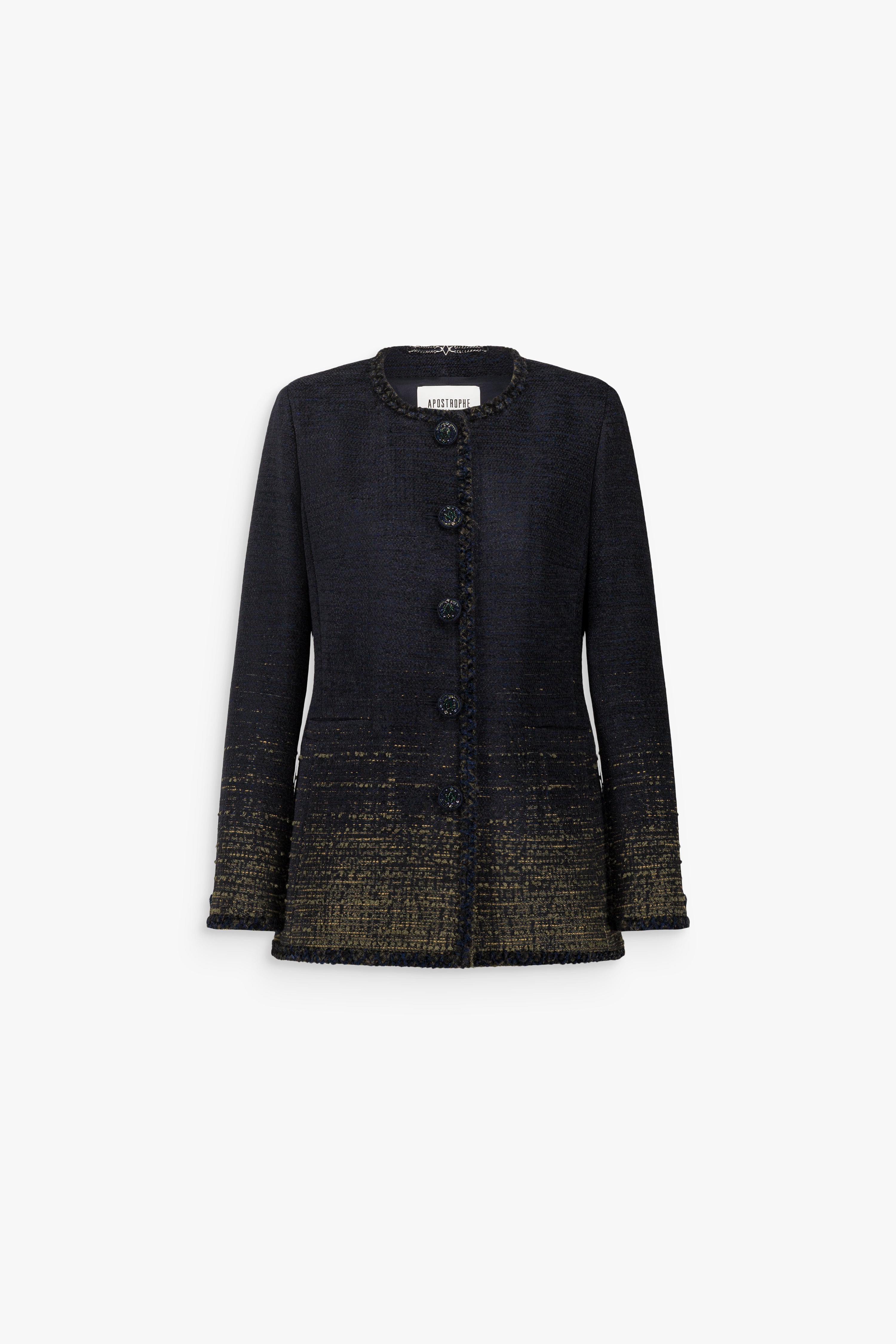 Veste légèrement cintrée en tweed marine, à col rond, galons tressés, poches passepoilées et fentes boutonnées en bas de manches.