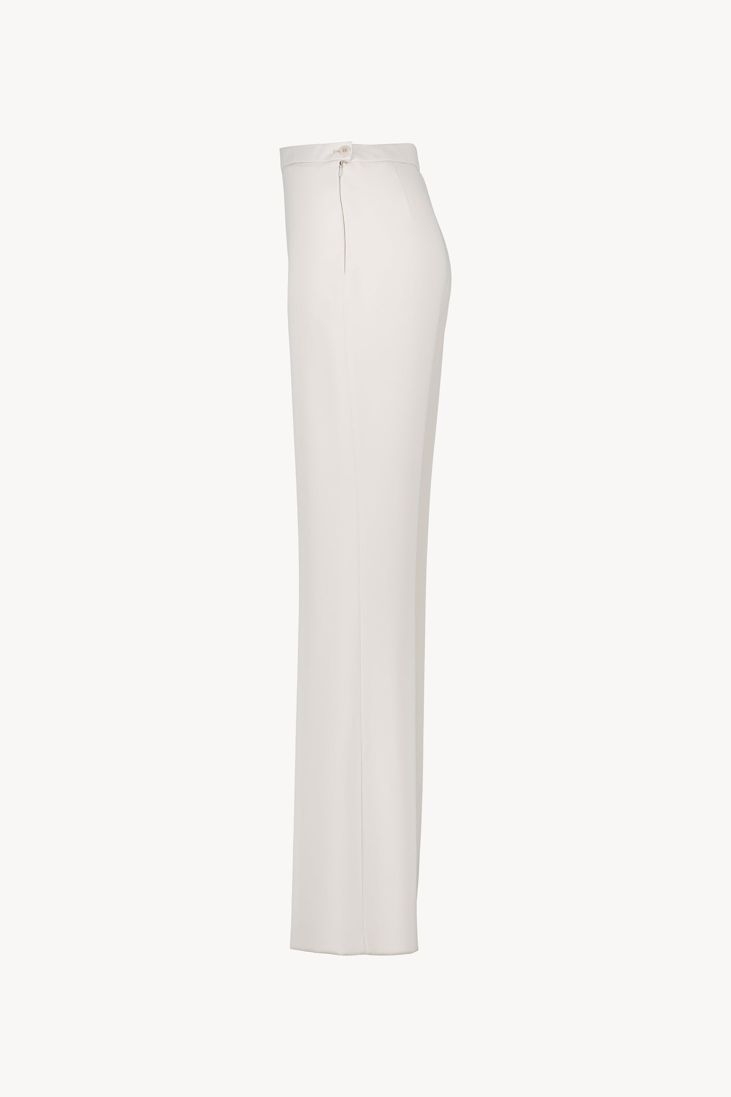 Ce pantalon évasé épouse élégamment la silhouette avec une  coupe moderne et son zip discret.