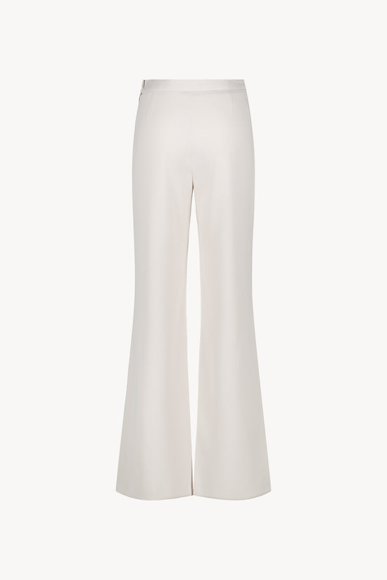 Pantalon évasé, zip invisible, coupe moderne, silhouette élégante.