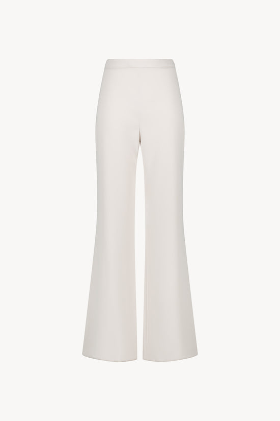 Pantalon évasé. Sa coupe flatteuse et son zip invisible côté ajoutent une touche de sophistication.