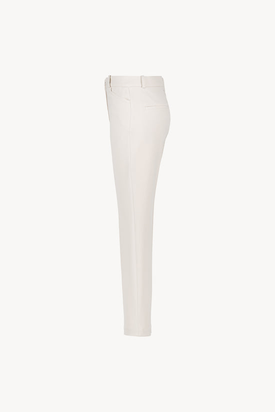 Pantalon droit blanc cassé Apostrophe, conçu pour sublimer la silhouette avec sa coupe raffinée et ses poches latérales pratiques.