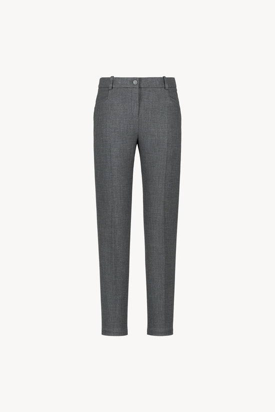 Ce pantalon droit gris est un essentiel du vestiaire élégant, avec sa coupe classique et ses plis nets.