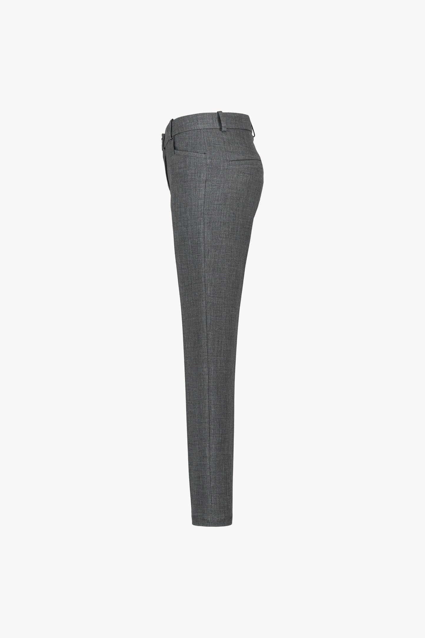 Raffinement et confort, ce pantalon gris à plis est un choix intemporel. Sa coupe droite et ses poches latérales.