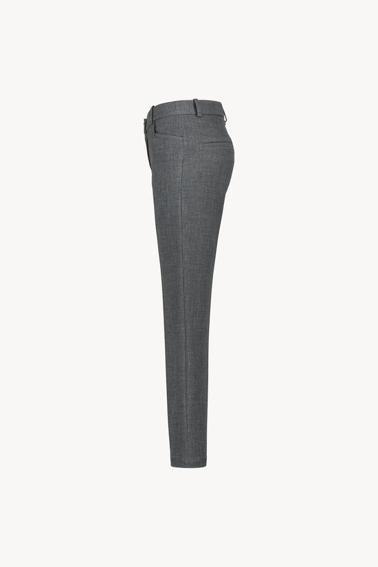 Raffinement et confort, ce pantalon gris à plis est un choix intemporel. Sa coupe droite et ses poches latérales.