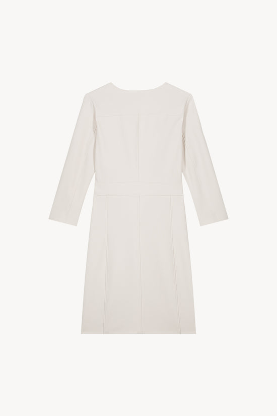 Robe beige structurée avec col dégagé et finitions élégantes.
