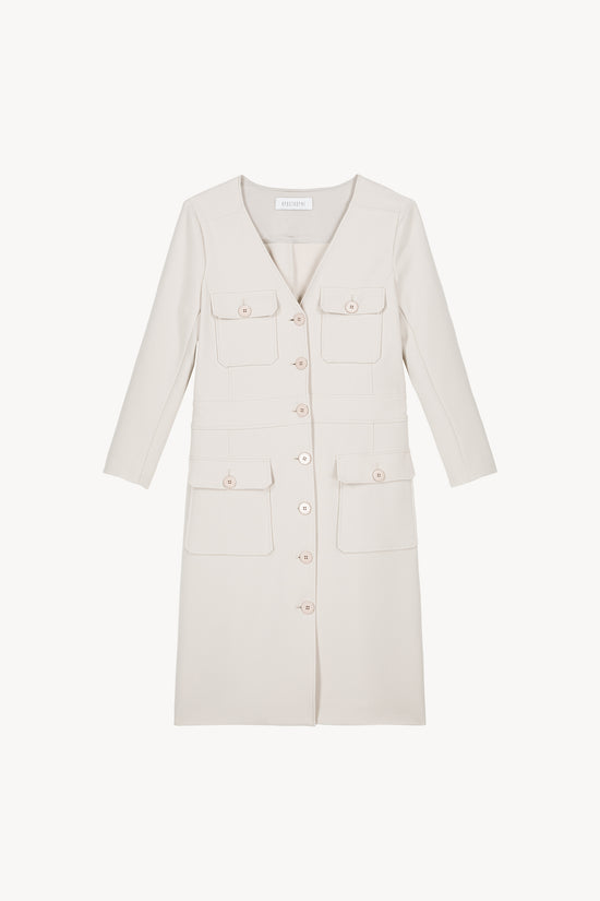 Robe droite beige col V avec poches plaquées et boutons dorés.