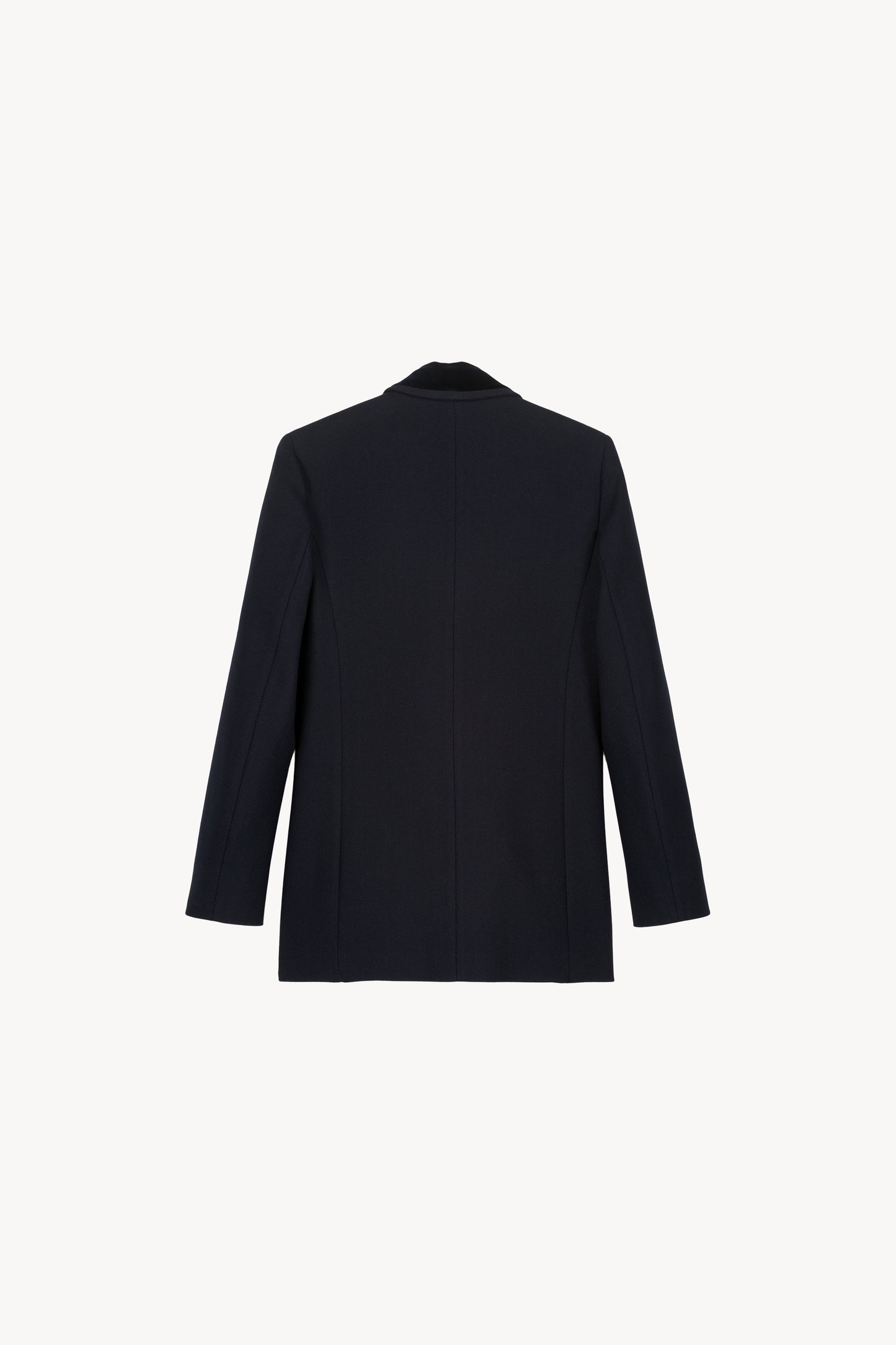 Veste élégante à motif chevron et détails en velours, offrant une coupe cintrée et une fermeture à bouton.