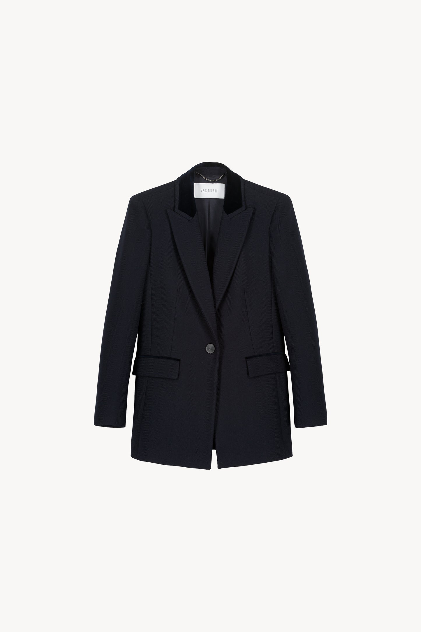 Blazer cintré marine en jacquard chevron, avec empiècement en velours et poches plaquées à rabats.