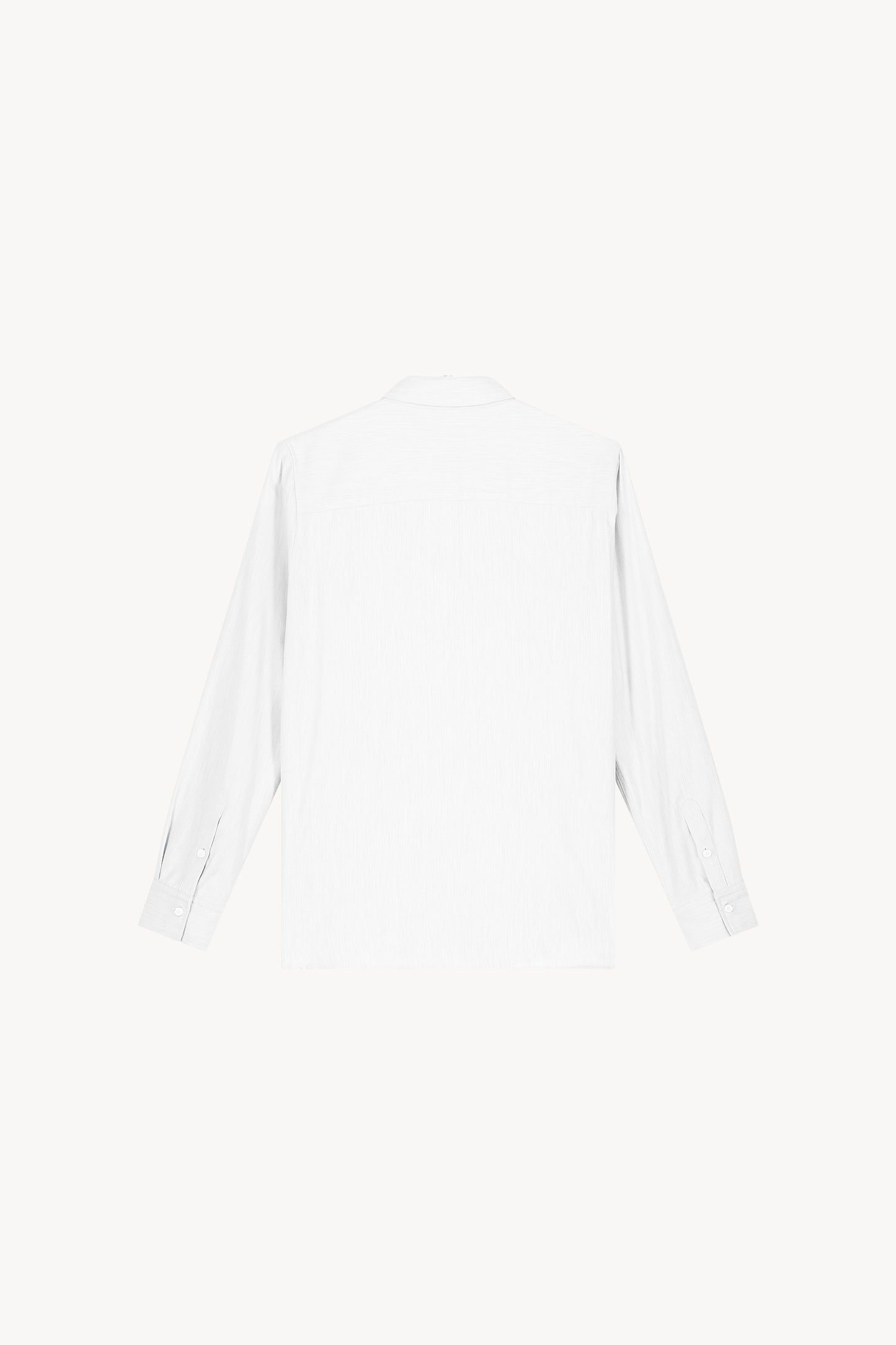 Chemise courte avec boutonnière cachée et monogramme discret.