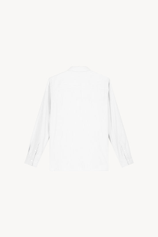 Chemise courte avec boutonnière cachée et monogramme discret.
