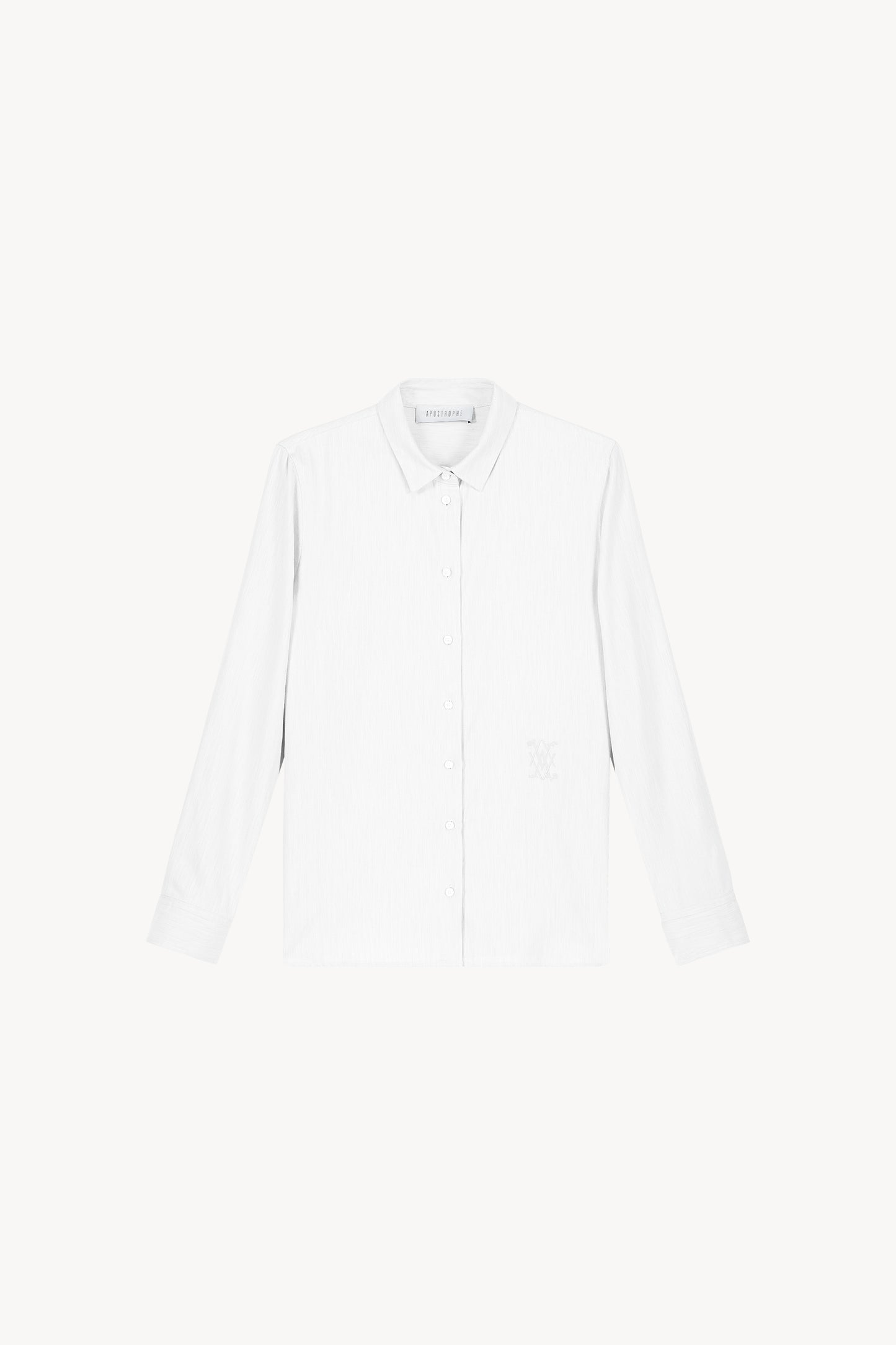 Chemise blanche à coupe droite, avec col classique et monogramme brodé ton sur ton.