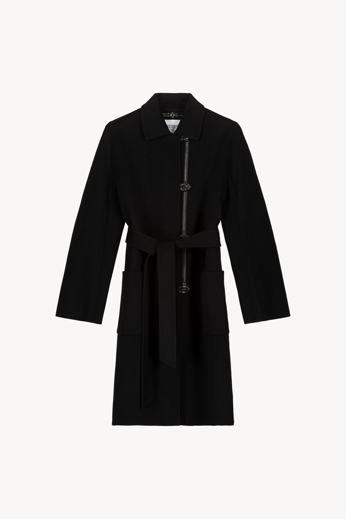 Manteau mi-long à coupe droite oversize. Col chemise, poches plaquées, ceinture ton sur ton. Boutons à détails cuir. Silhouette structurée, idéale pour superpositions.