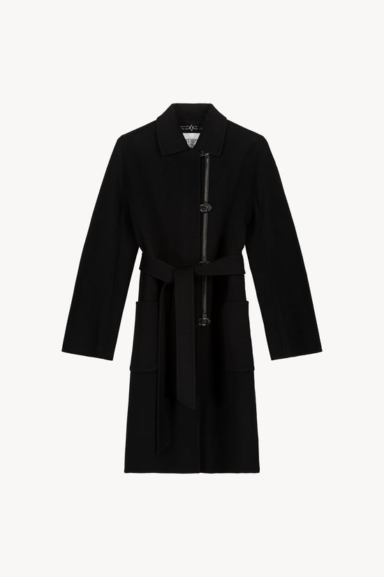 Manteau mi-long à coupe droite oversize. Col chemise, poches plaquées, ceinture ton sur ton. Boutons à détails cuir. Silhouette structurée, idéale pour superpositions.