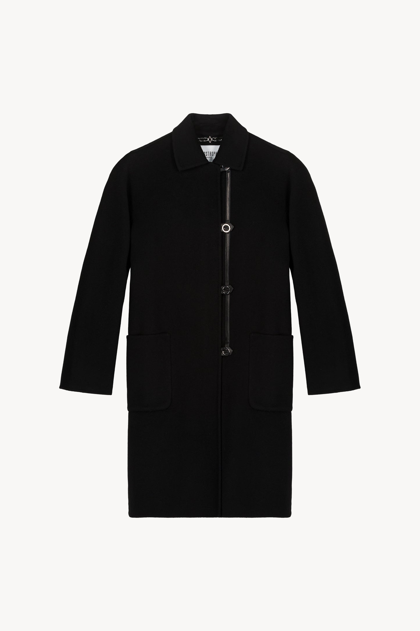 Structure ample, col chemise classique, fermeture boutonnée avec finitions en cuir. Poches plaquées fonctionnelles et ceinture intégrée pour ajustement personnalisé.