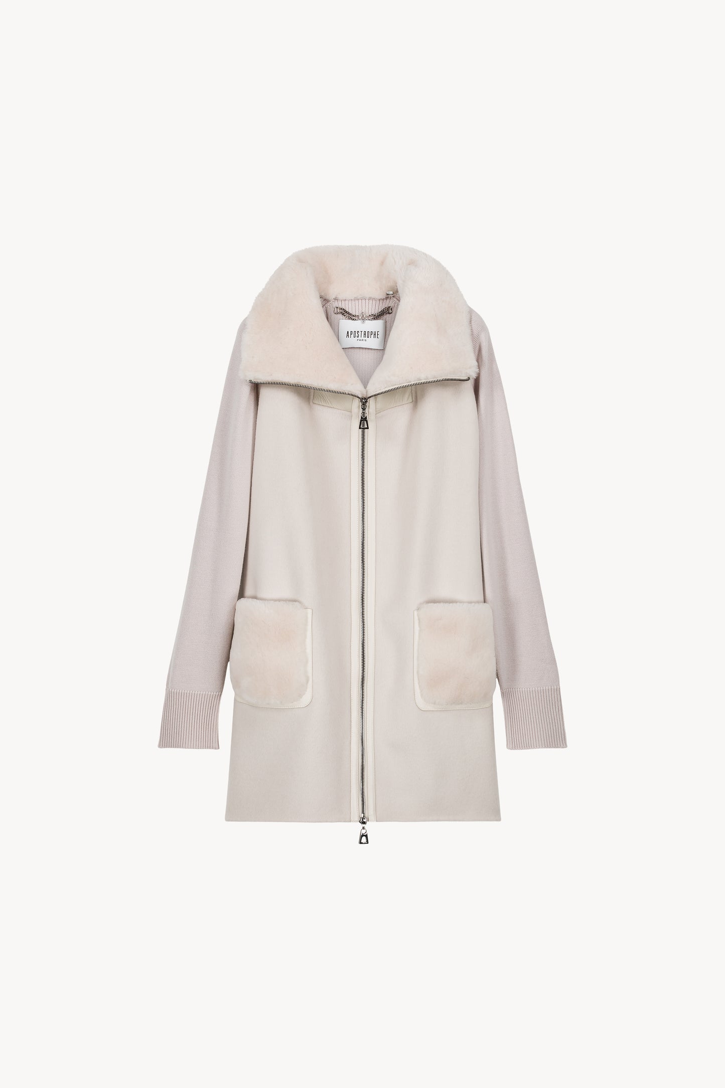 Manteau droit en double face. Col camionneur en peau lainée, manches et dos en maille. Fermeture zippée devant. Poches plaquées doublées de peau lainée.