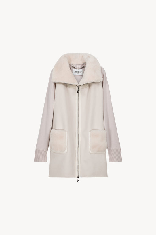 Manteau droit en double face. Col camionneur en peau lainée, manches et dos en maille. Fermeture zippée devant. Poches plaquées doublées de peau lainée.