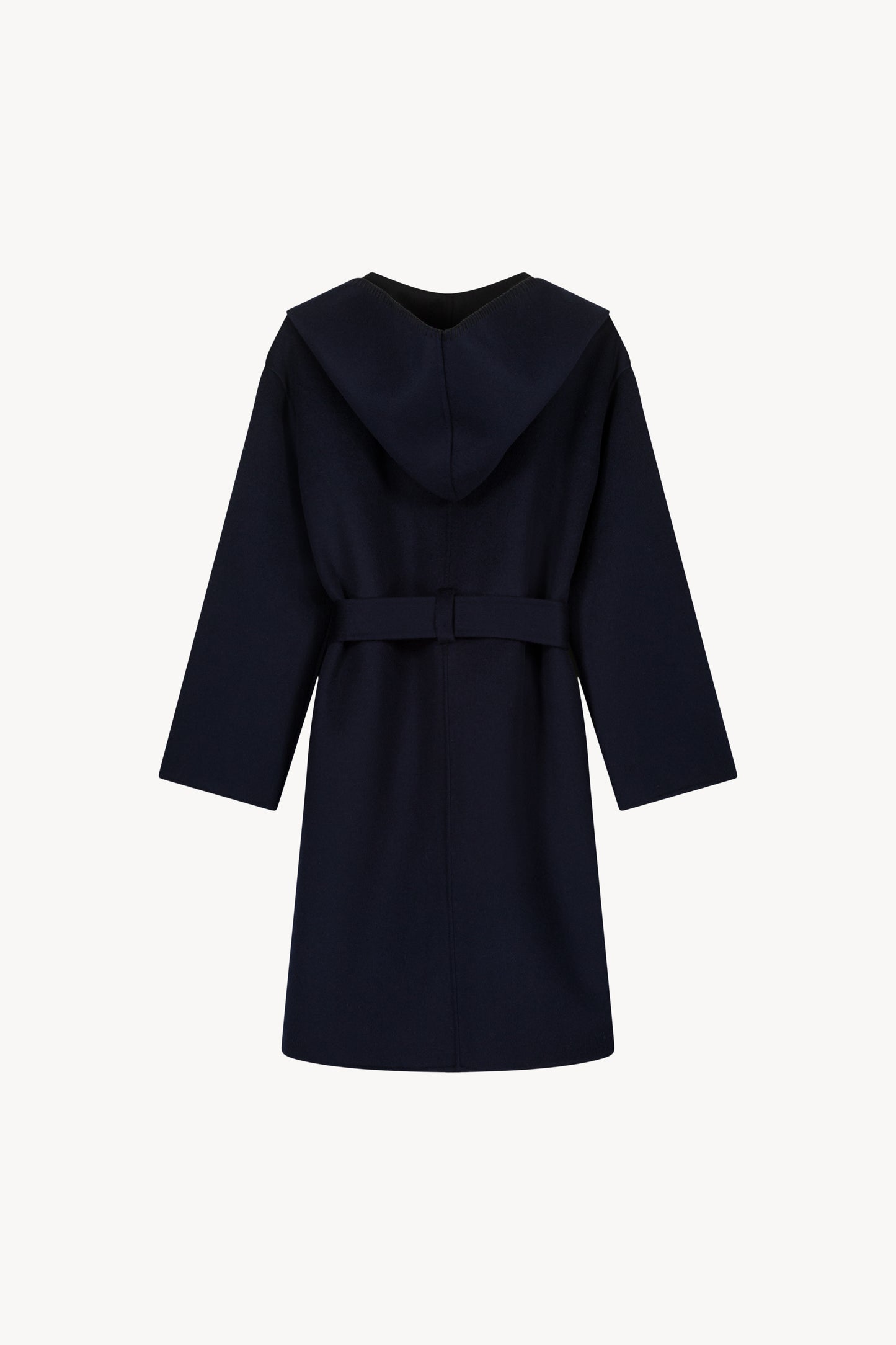 Coupe ample avec capuche. Manteau réversible bi-couleur, col tailleur, ceinture coordonnée. Détails couture main en point feston. Poches plaquées fonctionnelles.