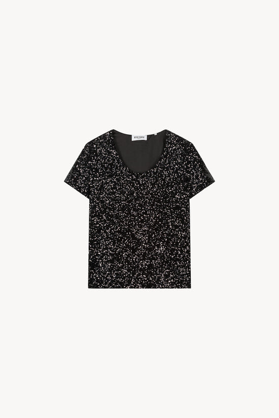 Ce top à sequins noir est la pièce parfaite pour scintiller lors d'occasions spéciales. Ses manches courtes et son col rond arbore un look décontracté qui contrebalance avec la sophistication des sequins. Ce top habillera de manière élégante vos tenues d'une manière élégante et glamour.

Col rond
Sequins noir