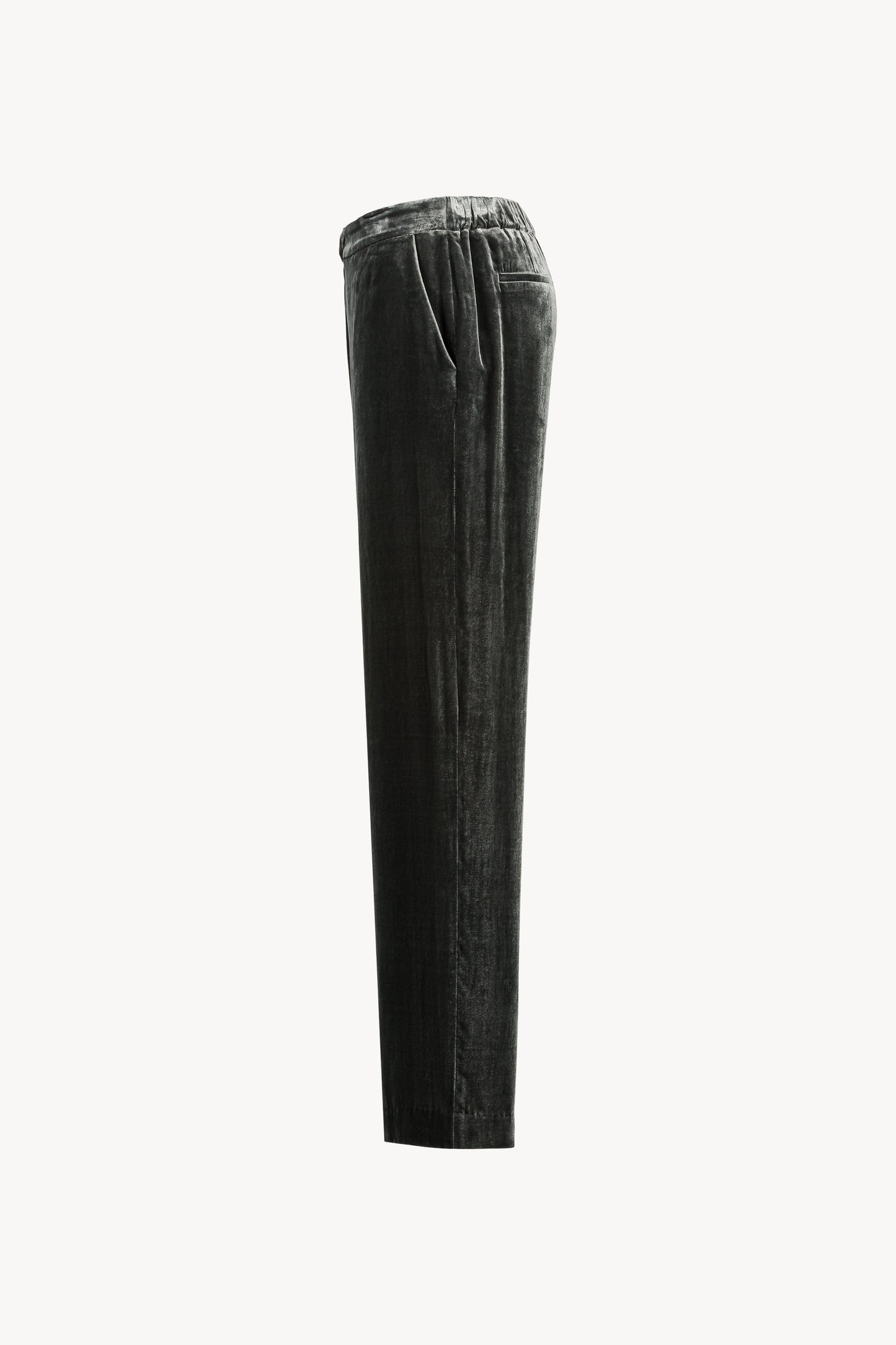 Coupe ample en velours doux. Poches italiennes devant et poches passepoilées au dos. Ceinture élastique à l'arrière pour un confort optimal.