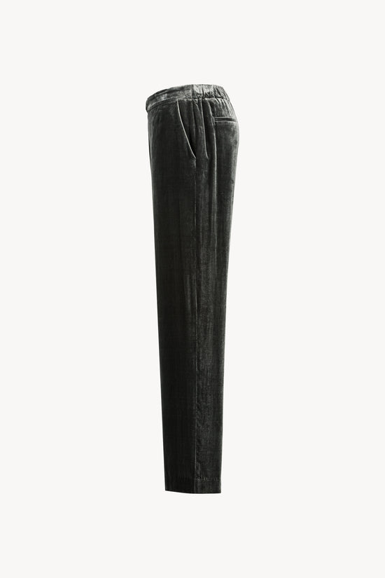 Coupe ample en velours doux. Poches italiennes devant et poches passepoilées au dos. Ceinture élastique à l'arrière pour un confort optimal.