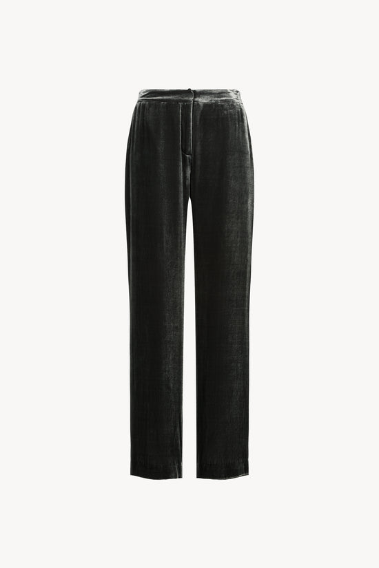 Pantalon large en velours vert gris. Poches italiennes à l'avant et fausses poches passepoilées à l'arrière.