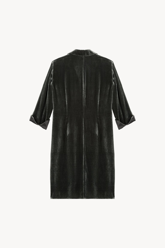Robe droite en velours doux, col V. Revers de manches soignés et drapé subtil pour une touche sophistiquée.