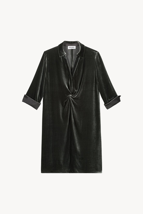 Robe chemise en velours vert gris, coupe droite. Col chemise en V et manches à revers.
