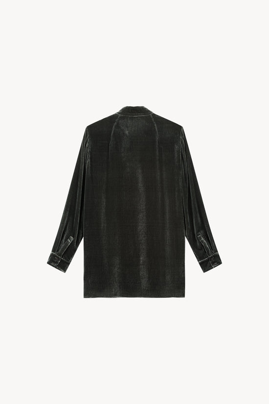 Une chemise ample en velours Apostrophe, détail satin sur les poignets et fermeture dissimulée.
