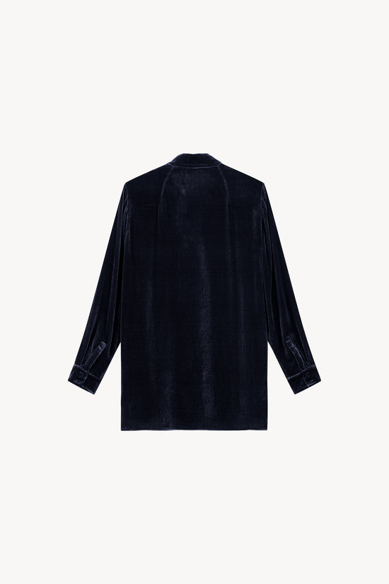 Chemise fluide en velours marine avec empiècements satinés et poignets sophistiqués, vue de face.