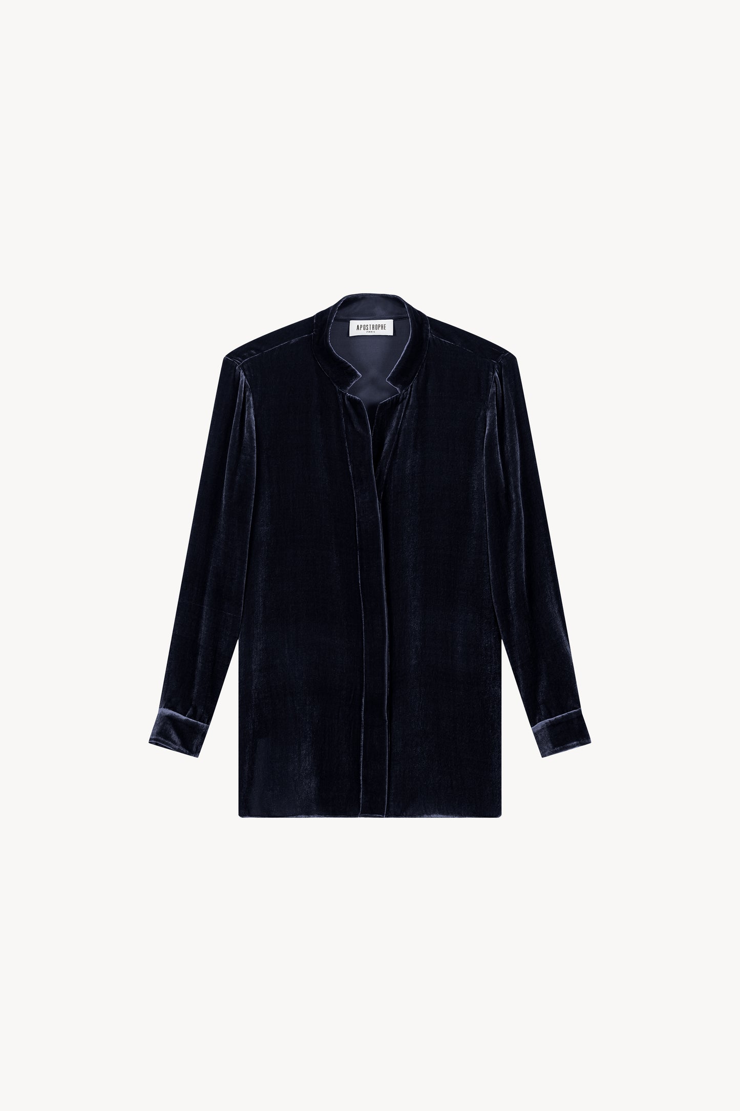 La chemise en velours marine, détails satinés sur les poignets et boutonnière dissimulée.
