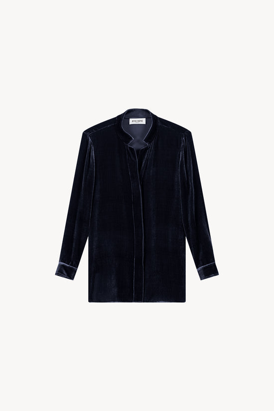La chemise en velours marine, détails satinés sur les poignets et boutonnière dissimulée.