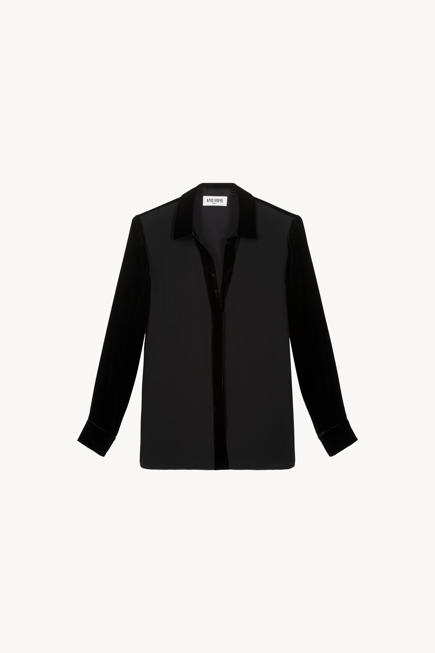 Chemise bi-matière en soie lourde et velours. Boutonnière invisible. Détails soie et velours aux bords. Fermeture poignets boutonnée.